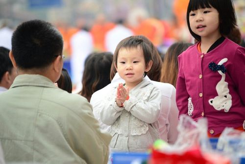 ภาพ No.10891:ประมวลภาพตักบาตร 3 แผ่นดิน พระ 10,000 รูป เหนือสุดยอดแดนสยาม