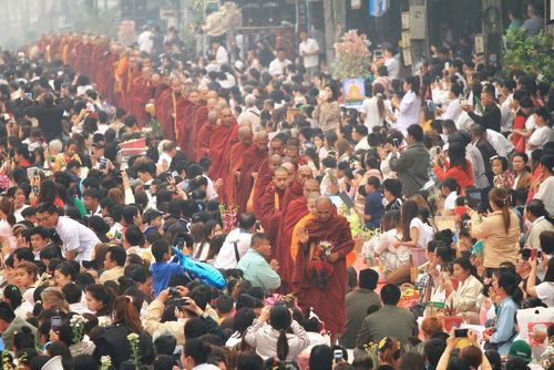 ภาพ No.10898:ประมวลภาพตักบาตร 3 แผ่นดิน พระ 10,000 รูป เหนือสุดยอดแดนสยาม