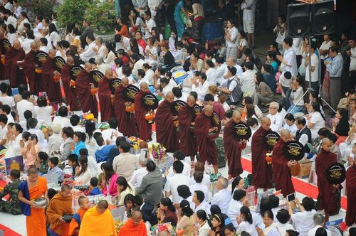ภาพ No.10899:ประมวลภาพตักบาตร 3 แผ่นดิน พระ 10,000 รูป เหนือสุดยอดแดนสยาม