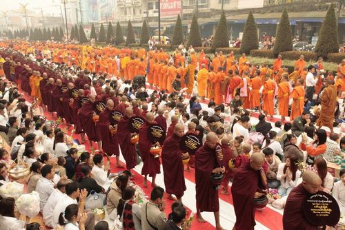 ภาพ No.10902:ประมวลภาพตักบาตร 3 แผ่นดิน พระ 10,000 รูป เหนือสุดยอดแดนสยาม