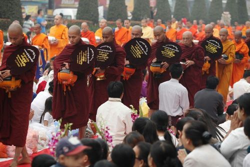 ภาพ No.10900:ประมวลภาพตักบาตร 3 แผ่นดิน พระ 10,000 รูป เหนือสุดยอดแดนสยาม