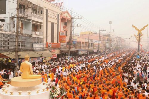 ภาพ No.10901:ประมวลภาพตักบาตร 3 แผ่นดิน พระ 10,000 รูป เหนือสุดยอดแดนสยาม