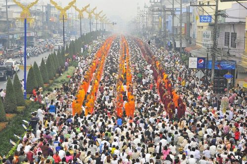 ภาพ No.10907:ประมวลภาพตักบาตร 3 แผ่นดิน พระ 10,000 รูป เหนือสุดยอดแดนสยาม
