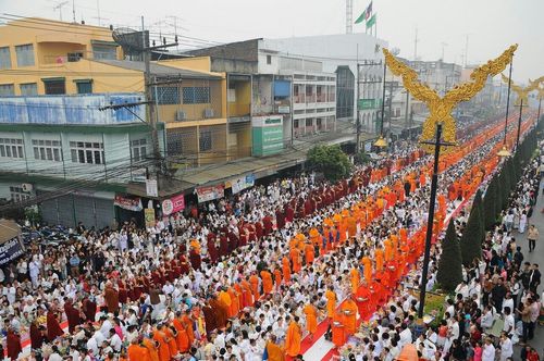 ภาพ No.10908:ประมวลภาพตักบาตร 3 แผ่นดิน พระ 10,000 รูป เหนือสุดยอดแดนสยาม