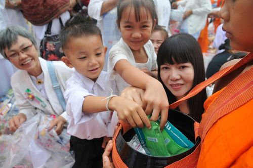 ภาพ No.10910:ประมวลภาพตักบาตร 3 แผ่นดิน พระ 10,000 รูป เหนือสุดยอดแดนสยาม