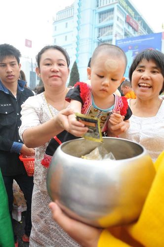 ภาพ No.10909:ประมวลภาพตักบาตร 3 แผ่นดิน พระ 10,000 รูป เหนือสุดยอดแดนสยาม