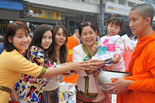 ภาพ No.10911:ประมวลภาพตักบาตร 3 แผ่นดิน พระ 10,000 รูป เหนือสุดยอดแดนสยาม