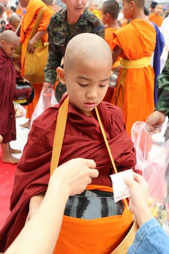 ภาพ No.10913:ประมวลภาพตักบาตร 3 แผ่นดิน พระ 10,000 รูป เหนือสุดยอดแดนสยาม