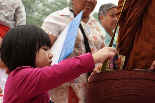 ภาพ No.10914:ประมวลภาพตักบาตร 3 แผ่นดิน พระ 10,000 รูป เหนือสุดยอดแดนสยาม