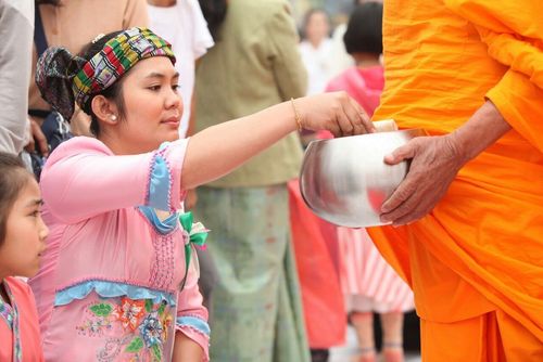 ภาพ No.10918:ประมวลภาพตักบาตร 3 แผ่นดิน พระ 10,000 รูป เหนือสุดยอดแดนสยาม