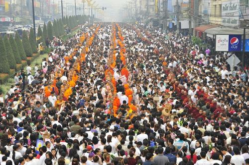 ภาพ No.10916:ประมวลภาพตักบาตร 3 แผ่นดิน พระ 10,000 รูป เหนือสุดยอดแดนสยาม