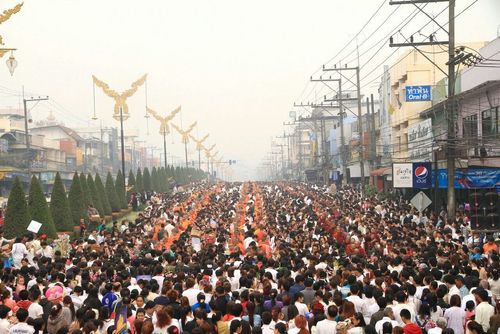 ภาพ No.10917:ประมวลภาพตักบาตร 3 แผ่นดิน พระ 10,000 รูป เหนือสุดยอดแดนสยาม