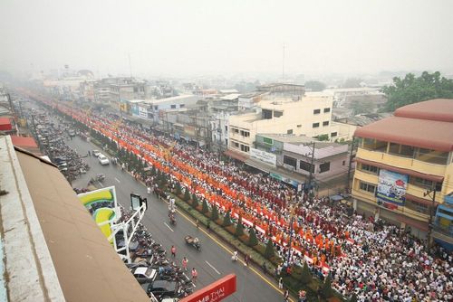 ภาพ No.10915:ประมวลภาพตักบาตร 3 แผ่นดิน พระ 10,000 รูป เหนือสุดยอดแดนสยาม