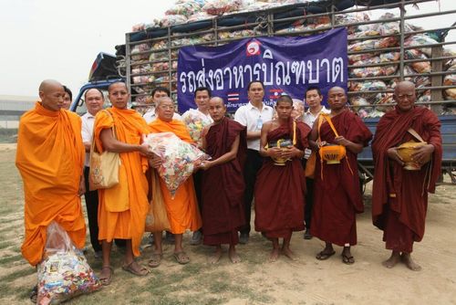 ภาพ No.10920:ประมวลภาพตักบาตร 3 แผ่นดิน พระ 10,000 รูป เหนือสุดยอดแดนสยาม