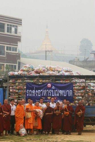 ภาพ No.10919:ประมวลภาพตักบาตร 3 แผ่นดิน พระ 10,000 รูป เหนือสุดยอดแดนสยาม