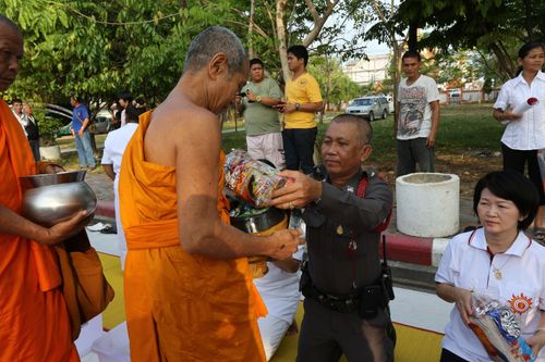 ภาพ No.10946:ประมวลภาพพิธีถวายสังฆทาน 323 วัด ครั้งที่ 100 ณ วัดพุทธภูมิ จ.ยะลา