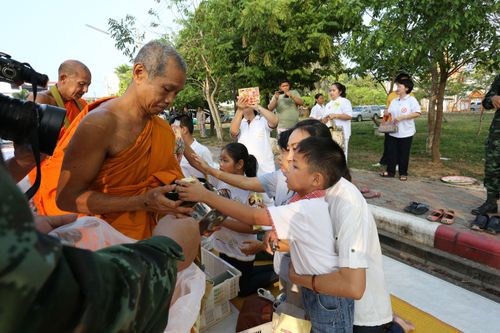 ภาพ No.10948:ประมวลภาพพิธีถวายสังฆทาน 323 วัด ครั้งที่ 100 ณ วัดพุทธภูมิ จ.ยะลา