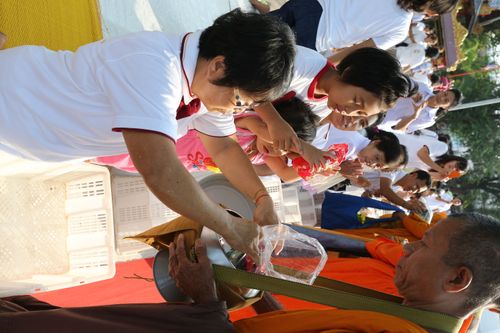 ภาพ No.10949:ประมวลภาพพิธีถวายสังฆทาน 323 วัด ครั้งที่ 100 ณ วัดพุทธภูมิ จ.ยะลา