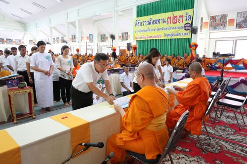 ภาพ No.10950:ประมวลภาพพิธีถวายสังฆทาน 323 วัด ครั้งที่ 100 ณ วัดพุทธภูมิ จ.ยะลา