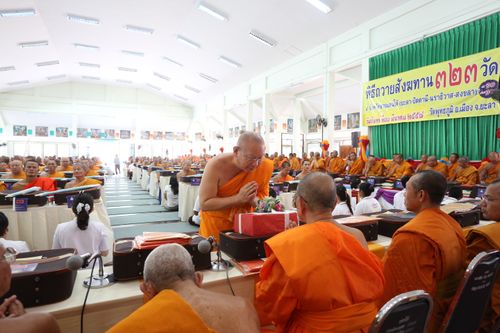 ภาพ No.10968:ประมวลภาพพิธีถวายสังฆทาน 323 วัด ครั้งที่ 100 ณ วัดพุทธภูมิ จ.ยะลา