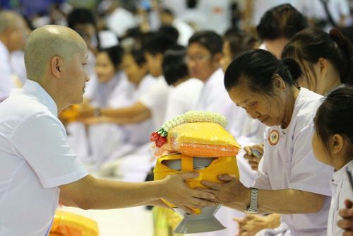 ภาพ No.10927:ประมวลภาพพิธีขอขมาและรับบาตรผ้าไตรประจำปี พ.ศ. 2557