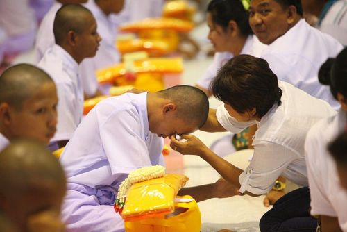 ภาพ No.10928:ประมวลภาพพิธีขอขมาและรับบาตรผ้าไตรประจำปี พ.ศ. 2557