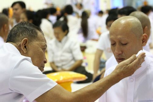 ภาพ No.10935:ประมวลภาพพิธีขอขมาและรับบาตรผ้าไตรประจำปี พ.ศ. 2557