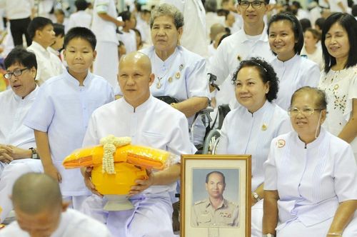 ภาพ No.10942:ประมวลภาพพิธีขอขมาและรับบาตรผ้าไตรประจำปี พ.ศ. 2557