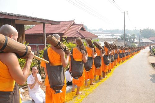  ธุดงค์อัญเชิญพระบรมธาตุประดิษฐาน ณ เจดีย์น้อยดอยสวรรค์ วัดแม่ขิง