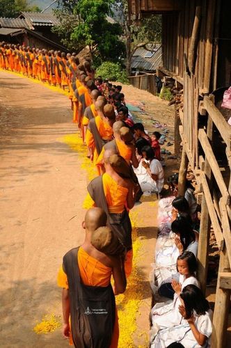 ภาพ No.11127: ธุดงค์อัญเชิญพระบรมธาตุประดิษฐาน ณ เจดีย์น้อยดอยสวรรค์ วัดแม่ขิง