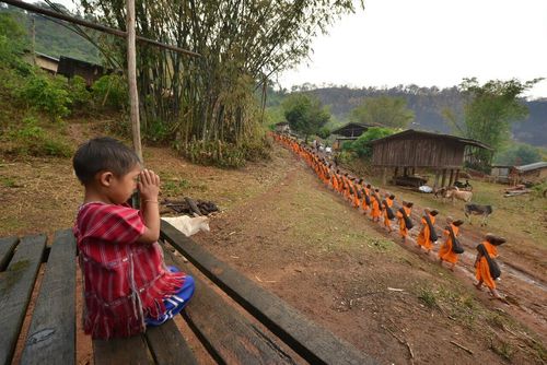 ภาพ No.11138: ธุดงค์อัญเชิญพระบรมธาตุประดิษฐาน ณ เจดีย์น้อยดอยสวรรค์ วัดแม่ขิง