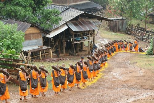 ภาพ No.11143: ธุดงค์อัญเชิญพระบรมธาตุประดิษฐาน ณ เจดีย์น้อยดอยสวรรค์ วัดแม่ขิง