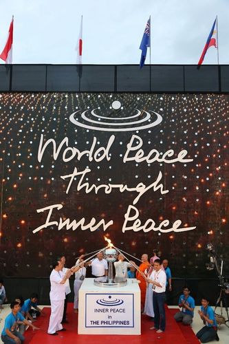 ภาพ No.11090:ประมวลภาพพิธีจุดประทีปเพื่อสันติภาพโลกครั้งที่ 2 ที่ประเทศฟิลิปปินส์