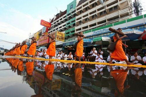 ภาพ No.11209:ประมวลภาพธุดงค์ธรรมชัยอัญเชิญพระบรมธาตุ วันที่ 7 พ.ค. 2557 จ.พระนครศรีอยุธยา
