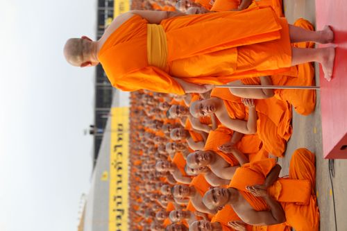 ภาพ No.36908:ถ่ายภาพหมู่ร่วมกันของพระธรรมทายาท ณ ลานธรรม
