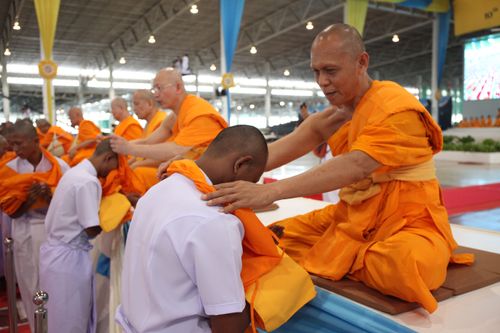 ภาพ No.36823:พิธีบรรพชา กล่าวคำขอบรรพชา และคล้องอังสะ