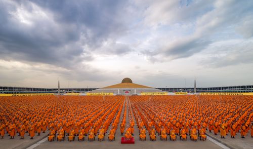 ภาพ No.36937:ถ่ายภาพหมู่ร่วมกันของพระธรรมทายาท ณ ลานธรรม