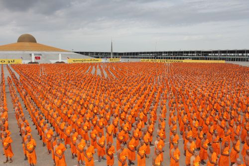 ถ่ายภาพหมู่ร่วมกันของพระธรรมทายาท ณ ลานธรรม