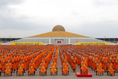 ภาพ No.36911:ถ่ายภาพหมู่ร่วมกันของพระธรรมทายาท ณ ลานธรรม