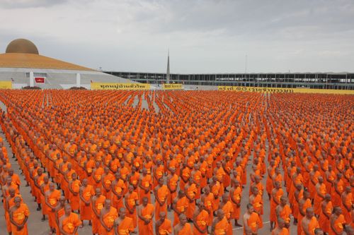 ภาพ No.36901:ถ่ายภาพหมู่ร่วมกันของพระธรรมทายาท ณ ลานธรรม