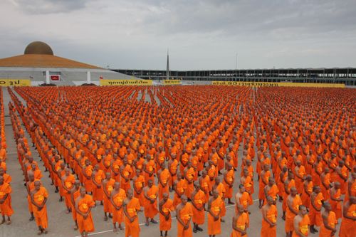 ภาพ No.36910:ถ่ายภาพหมู่ร่วมกันของพระธรรมทายาท ณ ลานธรรม