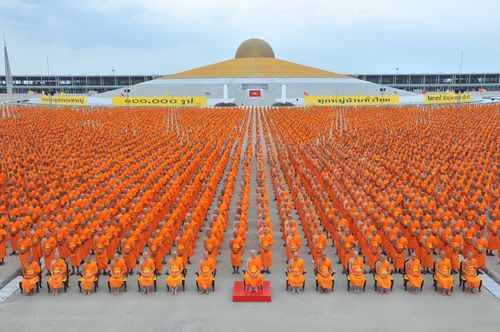 ภาพ No.36930:ถ่ายภาพหมู่ร่วมกันของพระธรรมทายาท ณ ลานธรรม
