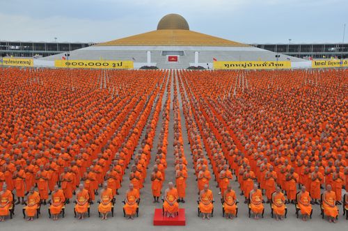 ภาพ No.36931:ถ่ายภาพหมู่ร่วมกันของพระธรรมทายาท ณ ลานธรรม
