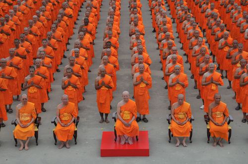 ภาพ No.36928:ถ่ายภาพหมู่ร่วมกันของพระธรรมทายาท ณ ลานธรรม