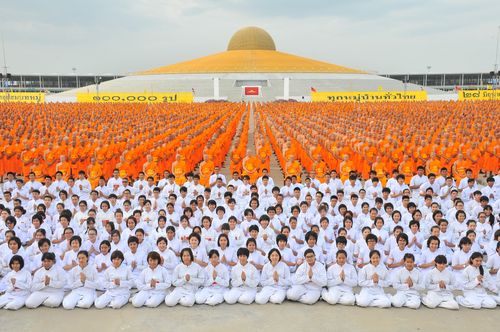 ภาพ No.36933:ถ่ายภาพหมู่ร่วมกันของพระธรรมทายาท ณ ลานธรรม