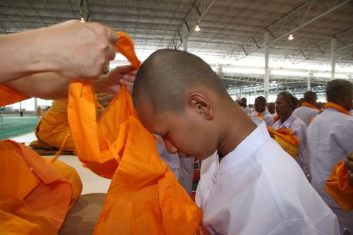 ภาพ No.36803:พิธีบรรพชา กล่าวคำขอบรรพชา และคล้องอังสะ