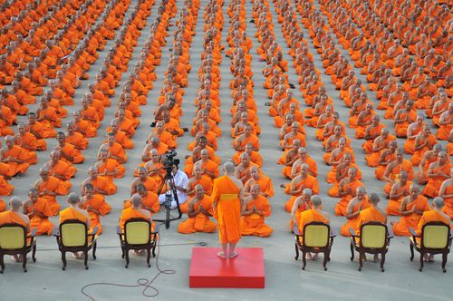 ภาพ No.36934:ถ่ายภาพหมู่ร่วมกันของพระธรรมทายาท ณ ลานธรรม