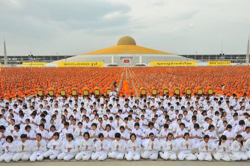 ภาพ No.36932:ถ่ายภาพหมู่ร่วมกันของพระธรรมทายาท ณ ลานธรรม