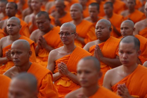 ภาพ No.36922:ถ่ายภาพหมู่ร่วมกันของพระธรรมทายาท ณ ลานธรรม