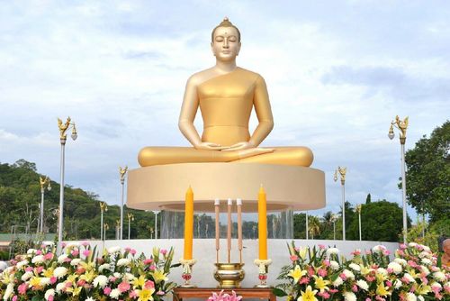 ประมวลภาพประเพณีตักบาตรดอกไม้ พระ 3,000 รูป ประจำปี 2557